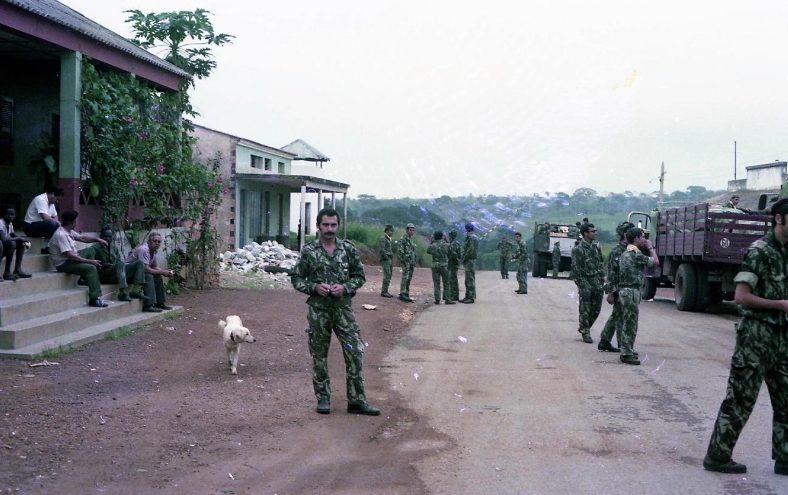 Uma das pausas de descanso a meio caminho de uma jornada de dois dias para o Leste de Angola.