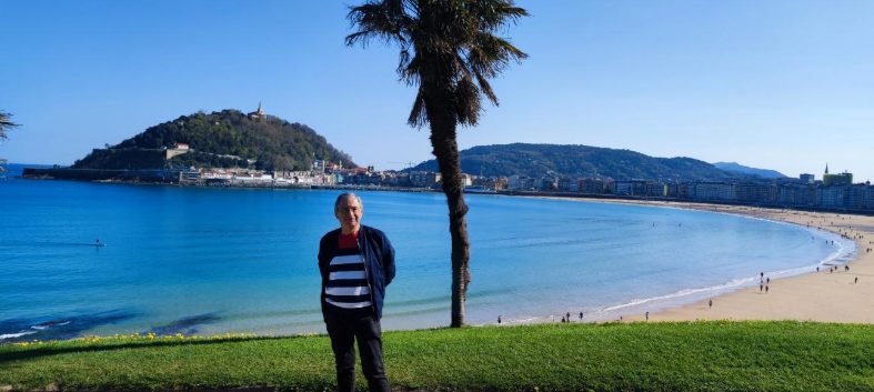 Dia tranquilo à beira da Praia de La Concha, com vista para o mar e as colinas.