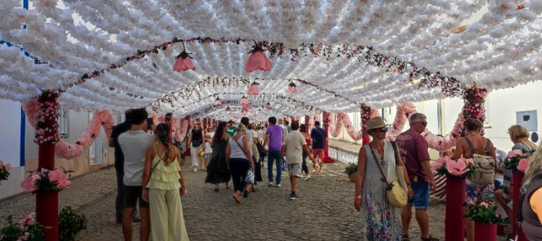 Pouco depois da abertura. Por volta do meio-dia, gente de norte a sul do país e do resto do mundo.