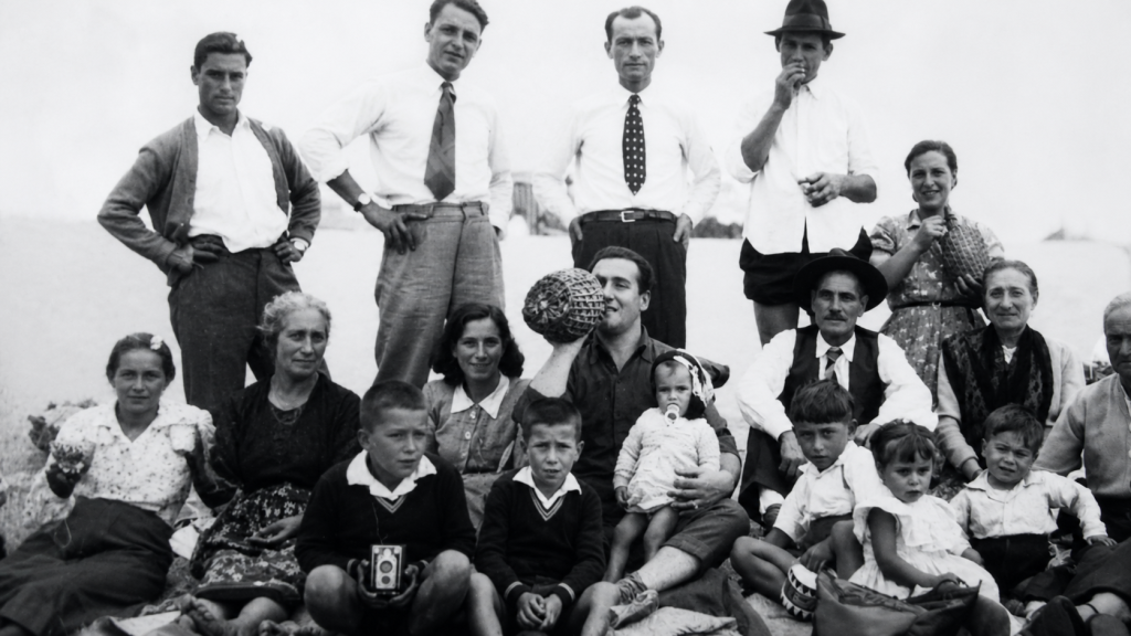 Fotografia de piquenique antigo nos anos 50 restaurada e digitalizada por inteligência artificial.