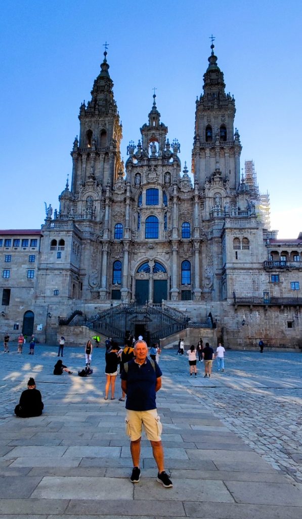 Peregrino na Praça do Obradoiro em frente à Catedral de Santiago de Compostela na Galiza