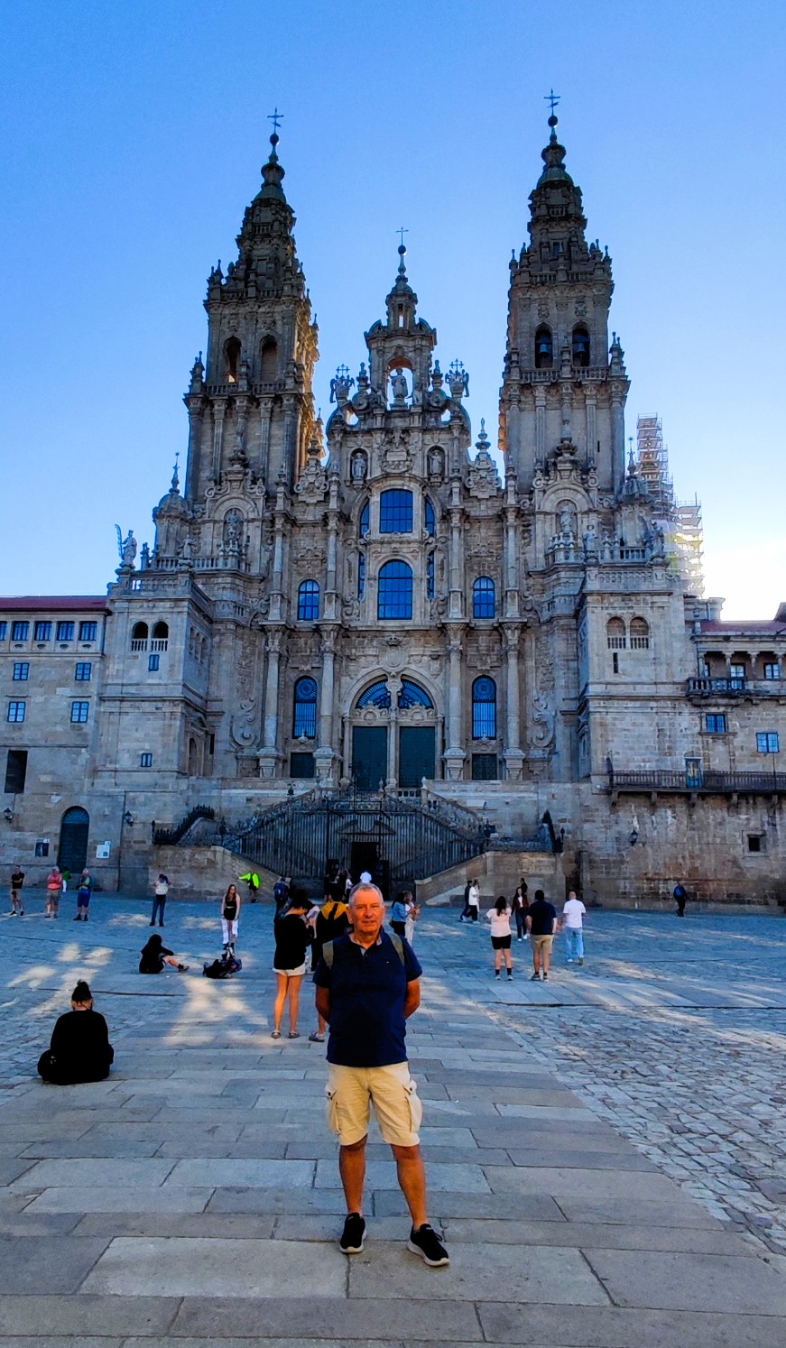 Peregrino na Praça do Obradoiro em frente à Catedral de Santiago de Compostela na Galiza
