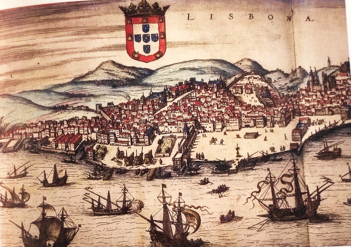 Gravura antiga da cidade e do porto de Lisboa com obras reais, caravelas no Rio Tejo e o brasão de Portugal no topo.