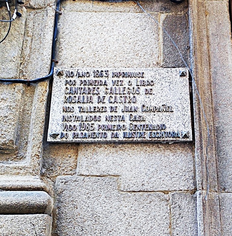 Placa comemorativa em Vigo da primeira impressão de Cantares Gallegos de Rosalía de Castro em 1863